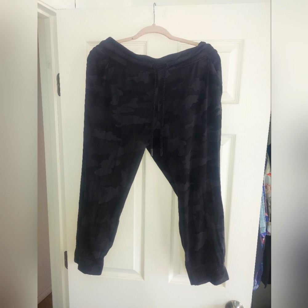 Lululemon Athletica Camo Black Sweatpants Relaxed Fit